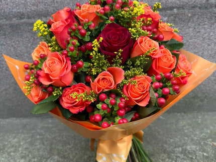 Buchet cu trandafiri portocalii, rosii si hypericum