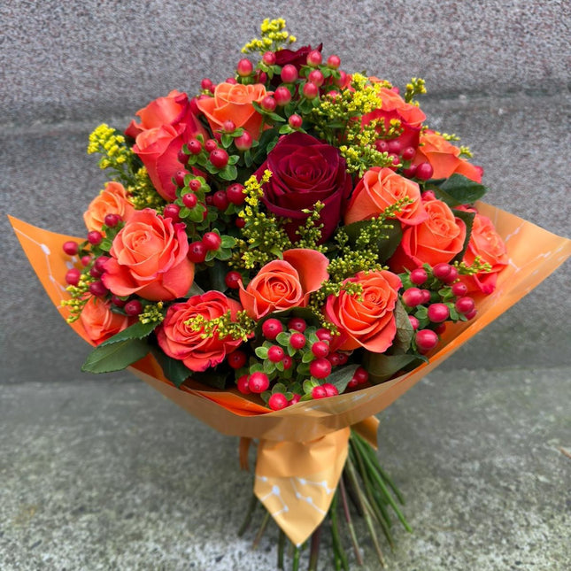 Buchet cu trandafiri portocalii, rosii si hypericum