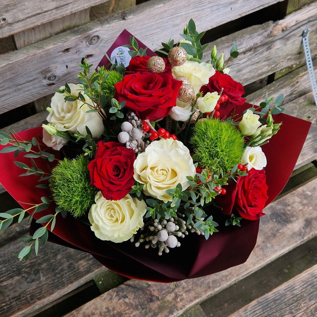 Buchet cu trandafiri albi, rosii si globuri aurii