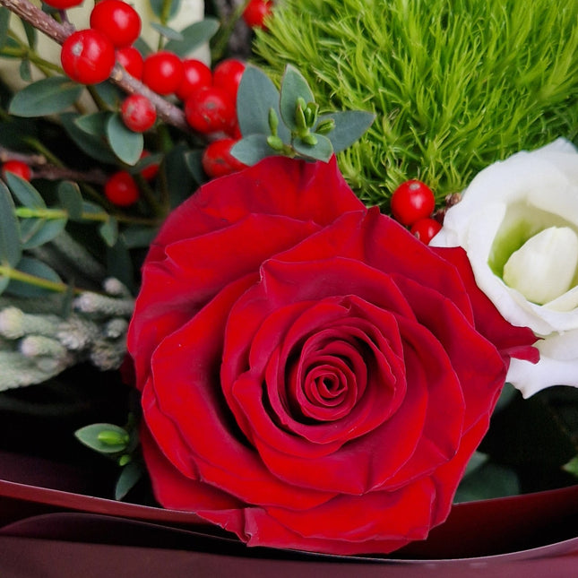 Buchet cu trandafiri albi, rosii si globuri aurii