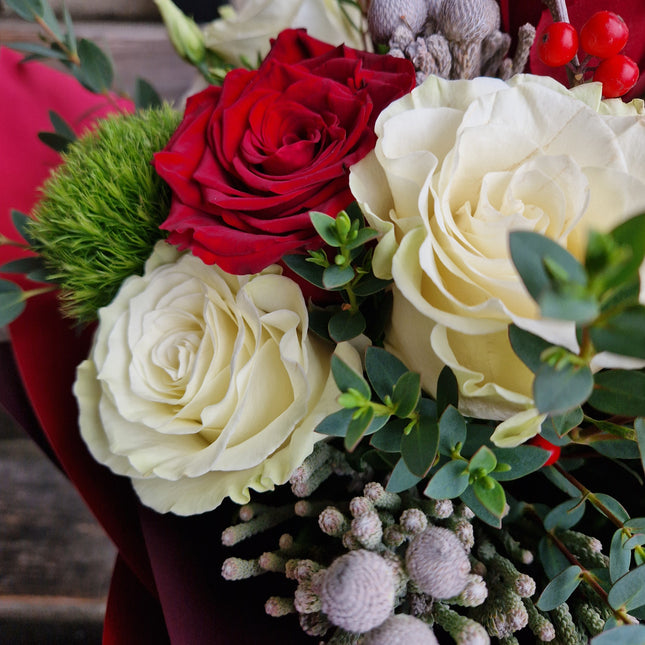 Buchet cu trandafiri albi, rosii si globuri aurii