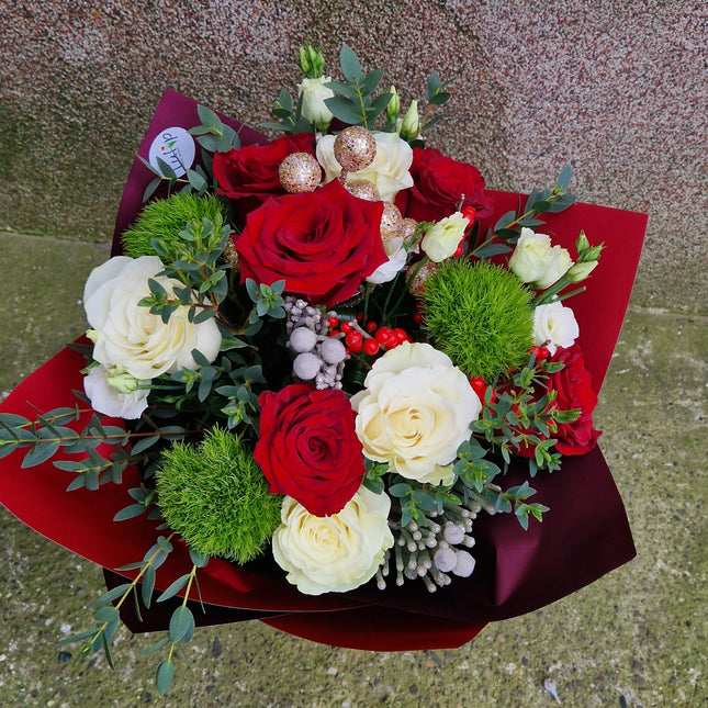 Buchet cu trandafiri albi, rosii si globuri aurii