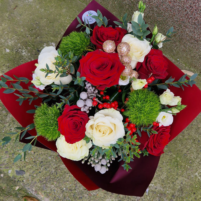 Buchet cu trandafiri albi, rosii si globuri aurii