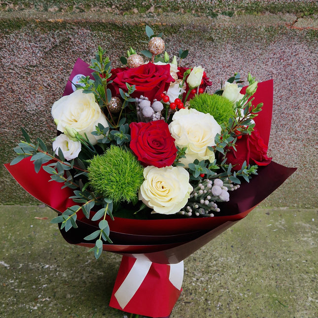 Buchet cu trandafiri albi, rosii si globuri aurii