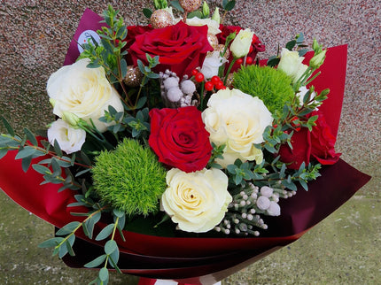 Buchet cu trandafiri albi, rosii si globuri aurii