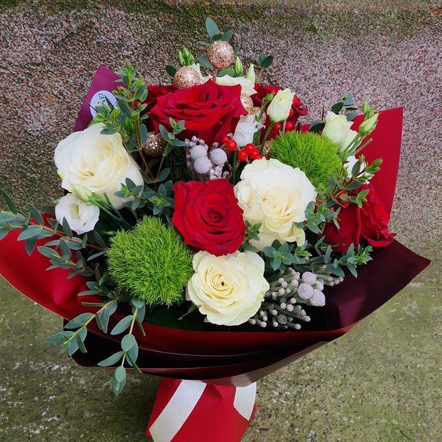 Buchet cu trandafiri albi, rosii si globuri aurii