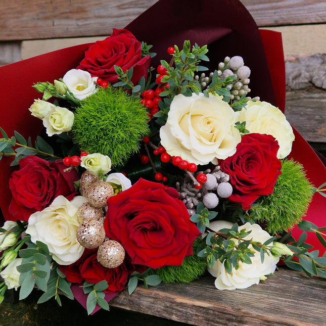 Buchet cu trandafiri albi, rosii si globuri aurii