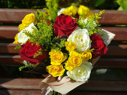 Buchet cu trandafiri si miniroze