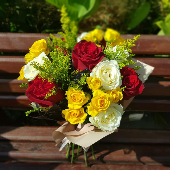 Buchet cu trandafiri si miniroze