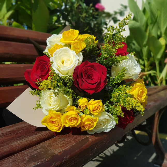 Buchet cu trandafiri si miniroze