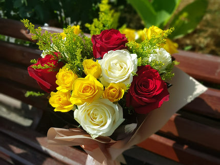 Buchet cu trandafiri si miniroze