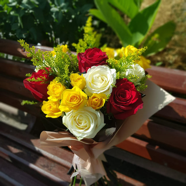 Buchet cu trandafiri si miniroze