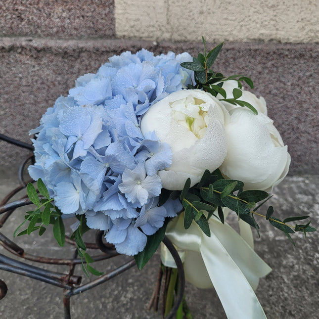 Buchet de mireasa cu hortensie si bujori albi