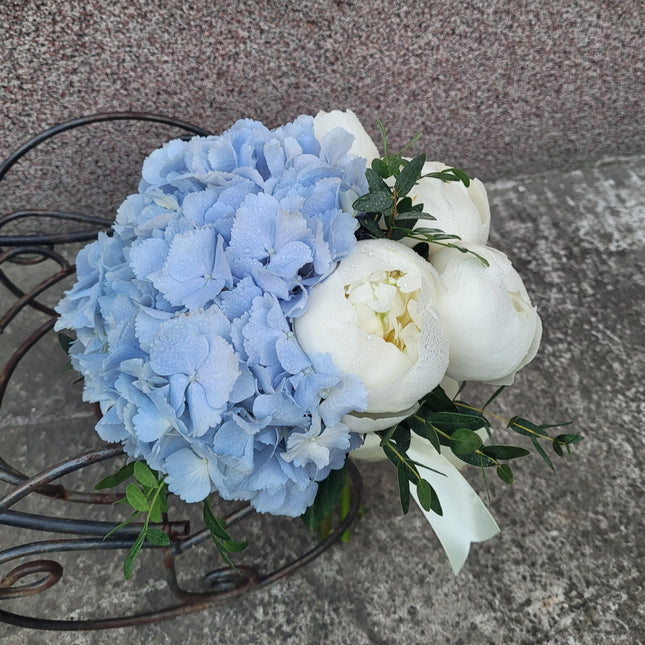 Buchet de mireasa cu hortensie si bujori albi