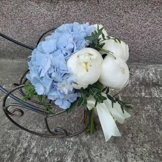 Buchet de mireasa cu hortensie si bujori albi