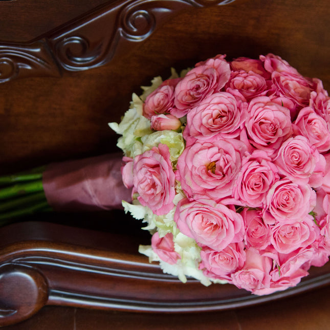 Buchet de mireasa cu miniroze si hortensie