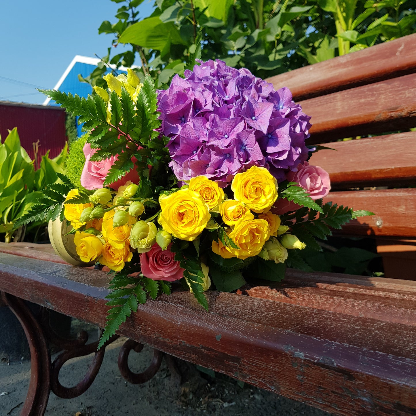 Buchet cu hortensie mov si miniroze galbene