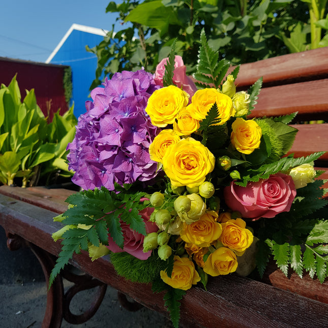 Buchet cu hortensie mov si miniroze galbene