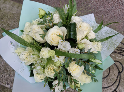 Buchet rafinat alb-verde cu trandafiri si miniroze