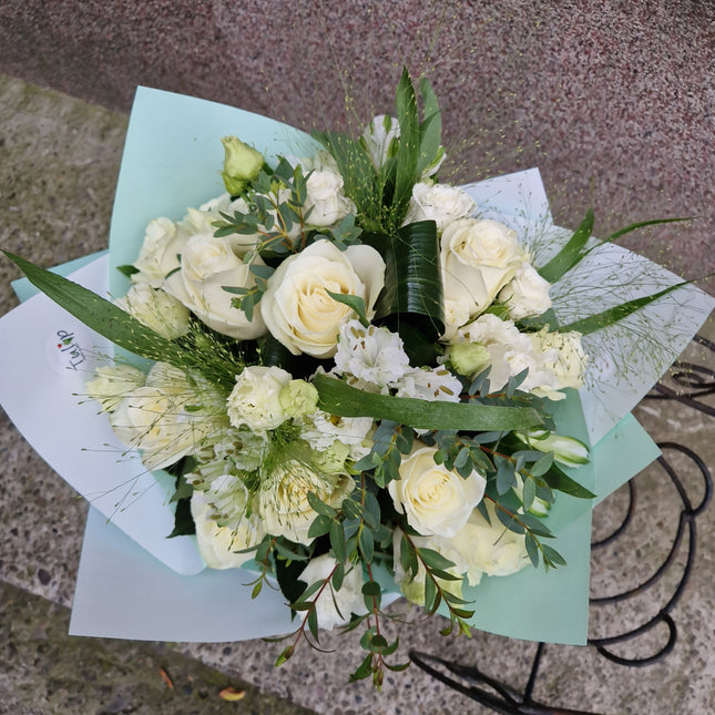 Buchet rafinat alb-verde cu trandafiri si miniroze