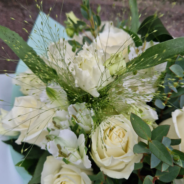 Buchet rafinat alb-verde cu trandafiri si miniroze