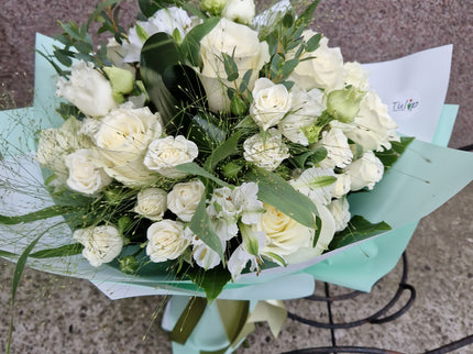 Buchet rafinat alb-verde cu trandafiri si miniroze