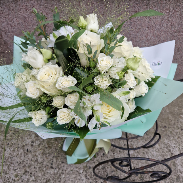 Buchet rafinat alb-verde cu trandafiri si miniroze