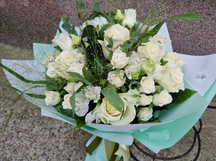 Buchet rafinat alb-verde cu trandafiri si miniroze