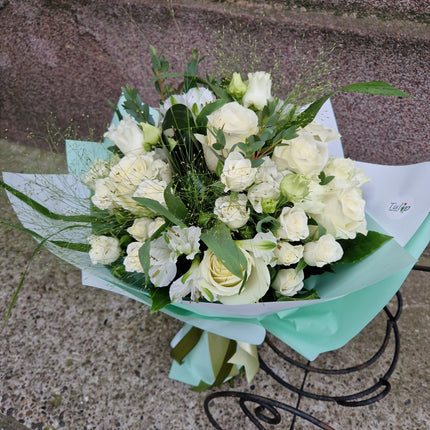 Buchet rafinat alb-verde cu trandafiri si miniroze
