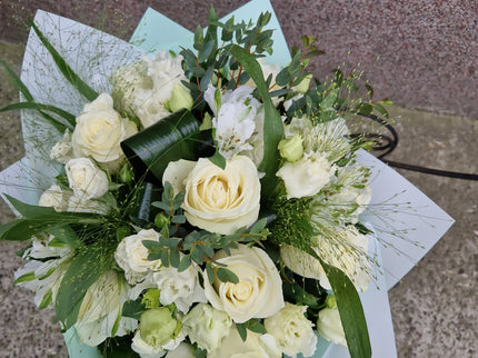 Buchet rafinat alb-verde cu trandafiri si miniroze