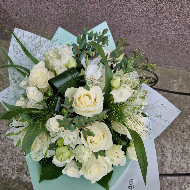 Buchet rafinat alb-verde cu trandafiri si miniroze