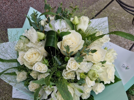 Buchet rafinat alb-verde cu trandafiri si miniroze