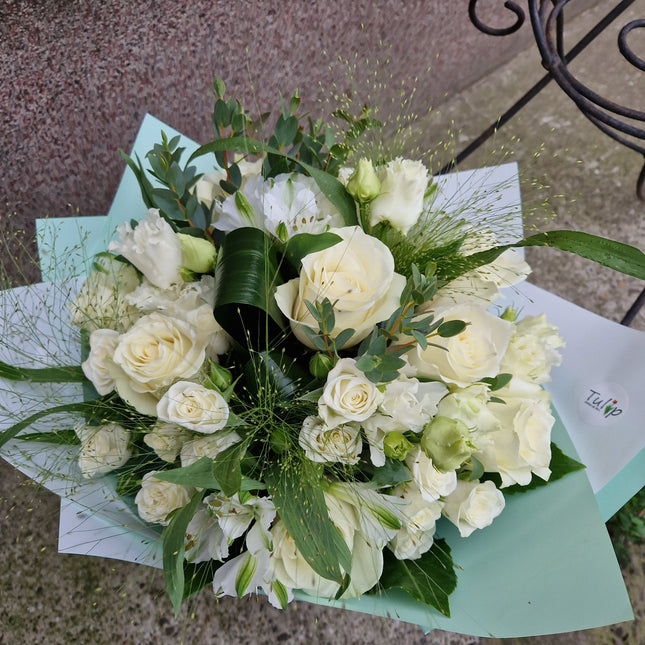 Buchet rafinat alb-verde cu trandafiri si miniroze