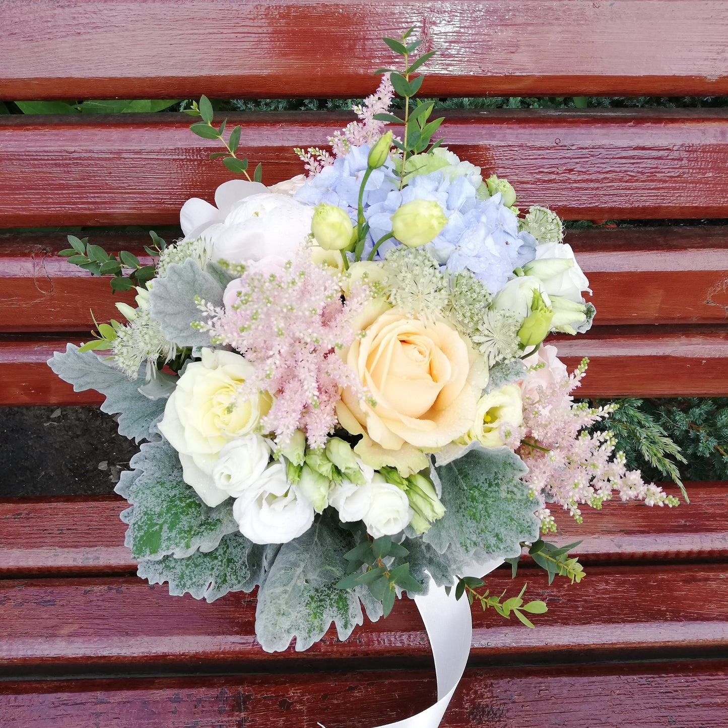 Buchet de mireasa cu hortensie si astilbe