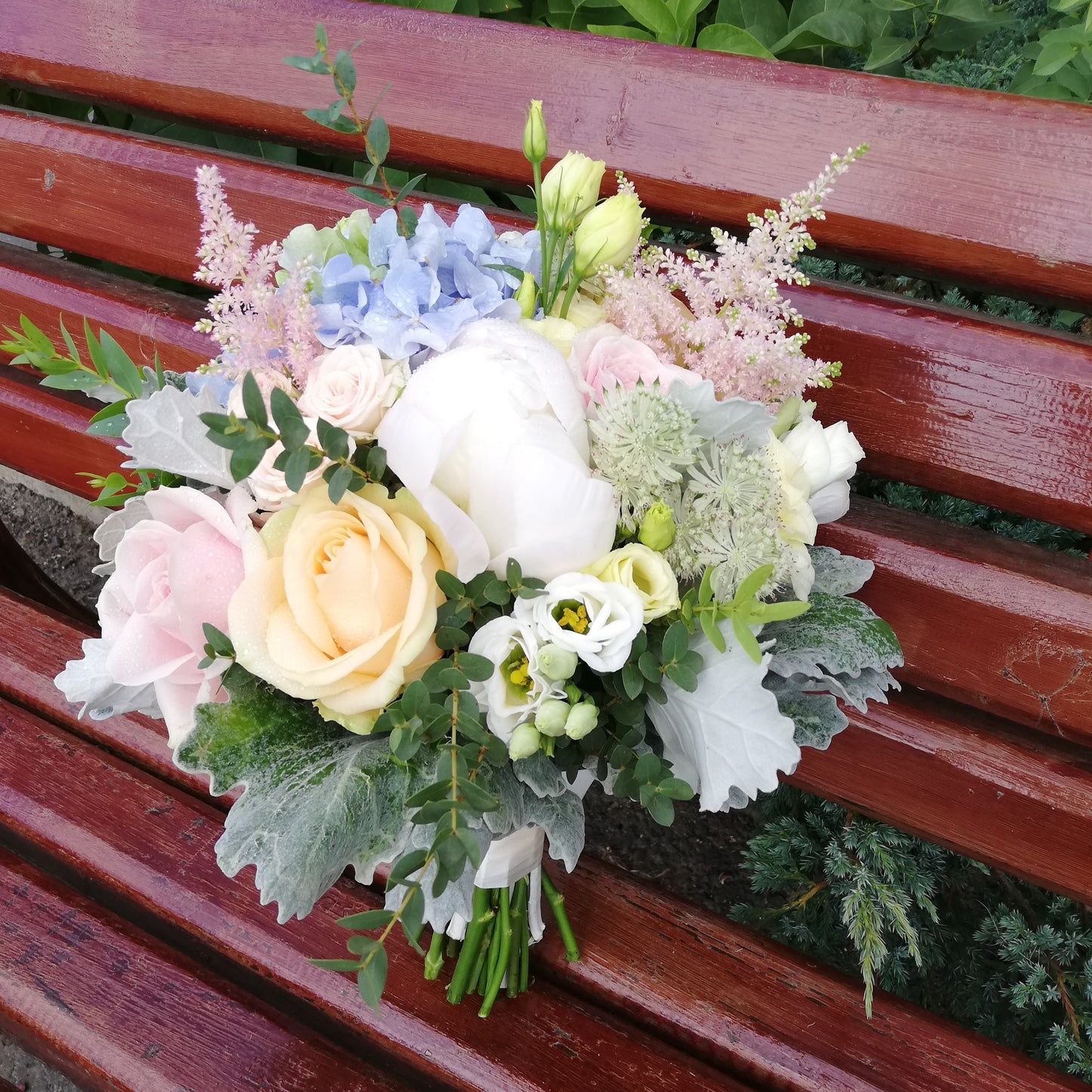 Buchet de mireasa cu hortensie si astilbe