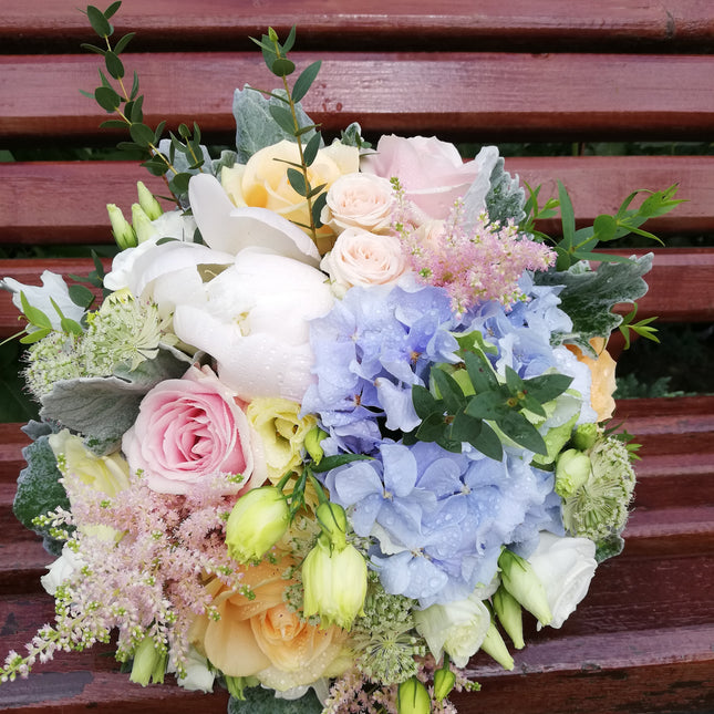 Buchet de mireasa cu hortensie si astilbe