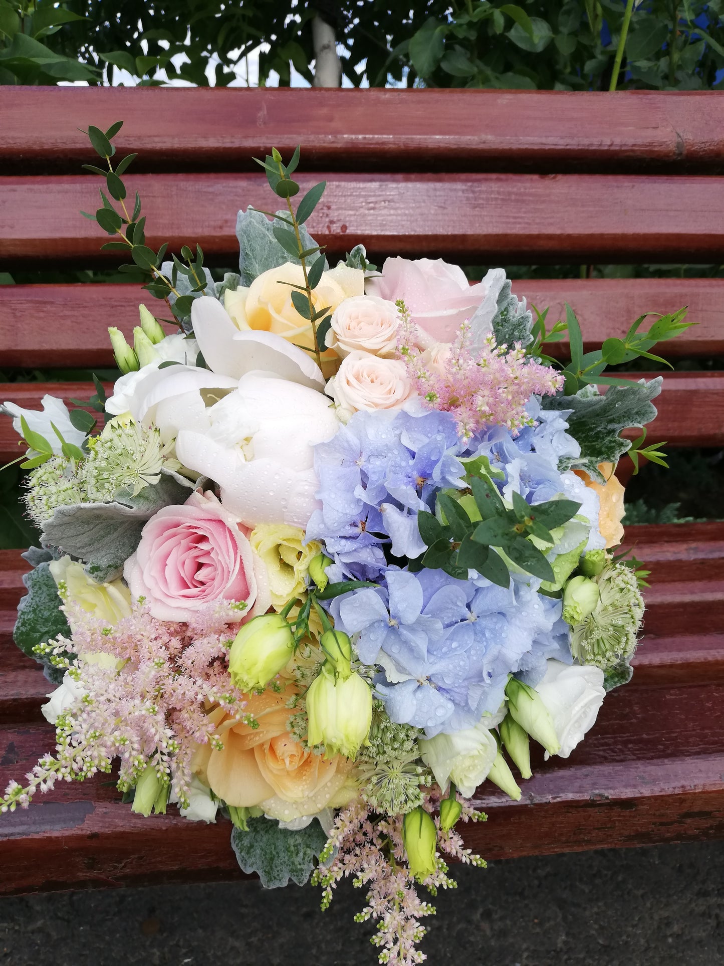 Buchet de mireasa cu hortensie si astilbe