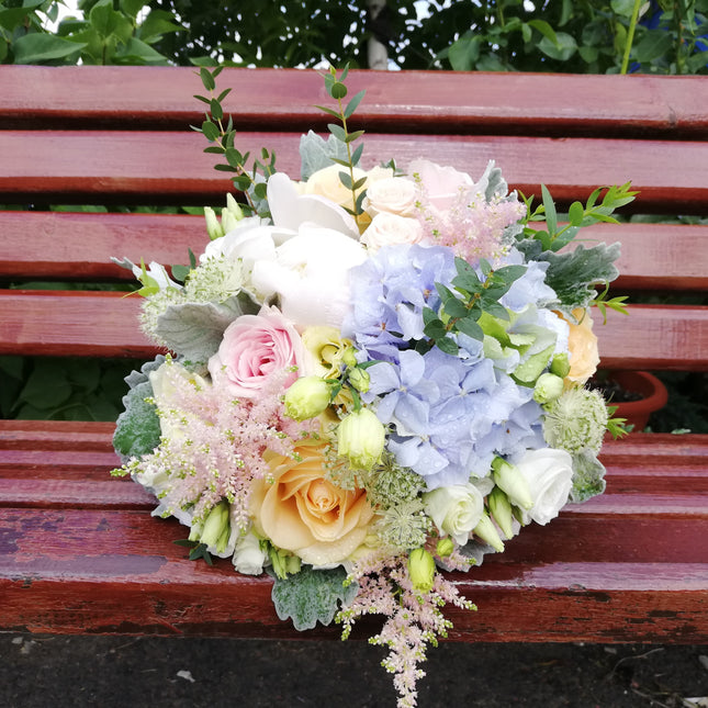 Buchet de mireasa cu hortensie si astilbe