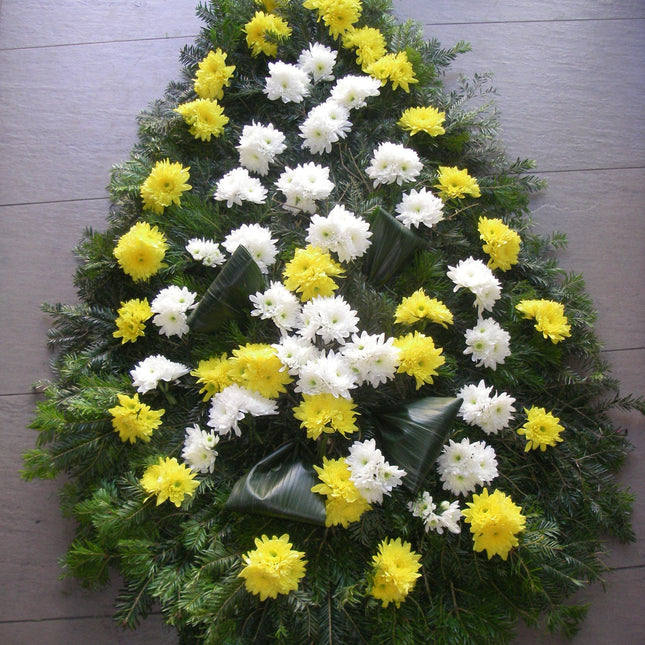 Coroana clasica din crizanteme galbene si albe
