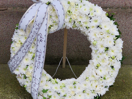 Coroana cu crizanteme albe si eustoma