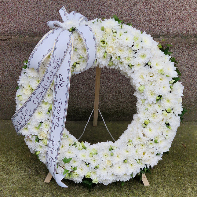 Coroana cu crizanteme albe si eustoma