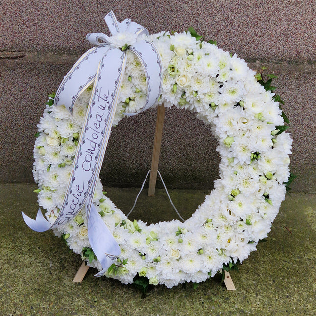 Coroana cu crizanteme albe si eustoma