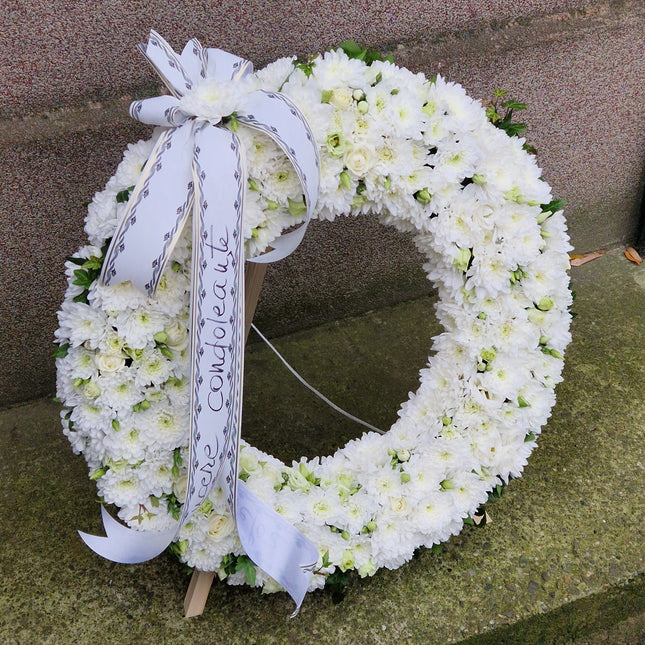 Coroana cu crizanteme albe si eustoma