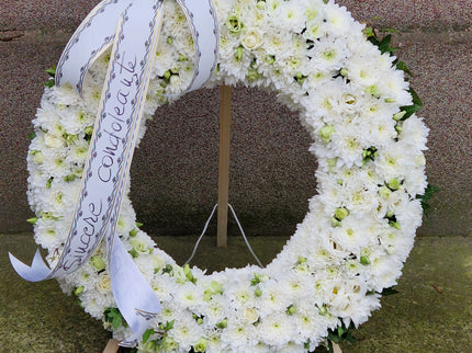 Coroana cu crizanteme albe si eustoma