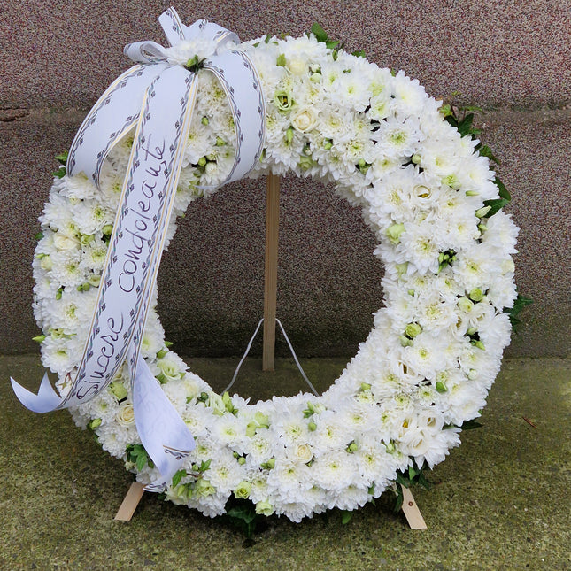 Coroana cu crizanteme albe si eustoma