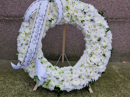Coroana cu crizanteme albe si eustoma