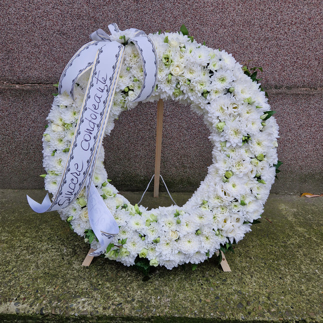 Coroana cu crizanteme albe si eustoma