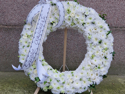 Coroana cu crizanteme albe si eustoma