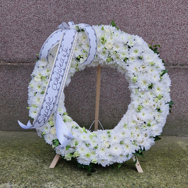 Coroana cu crizanteme albe si eustoma