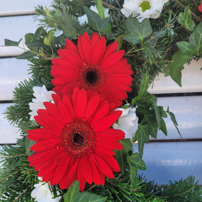 Coroana cu gerbera rosie si crizantema